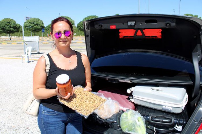 Gurbet&ccedil;ilerin d&ouml;n&uuml;ş yolculuğunda bagajlar y&ouml;resel lezzet dolu