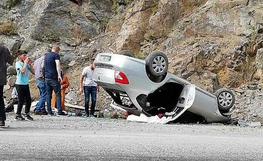 Takla Atan Otomobilde 4 kişi yaralandı