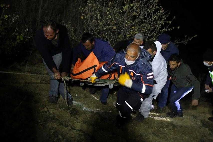 U&ccedil;uruma yuvarlanan kamyonette : 2 &ouml;l&uuml;, 1 yaralı