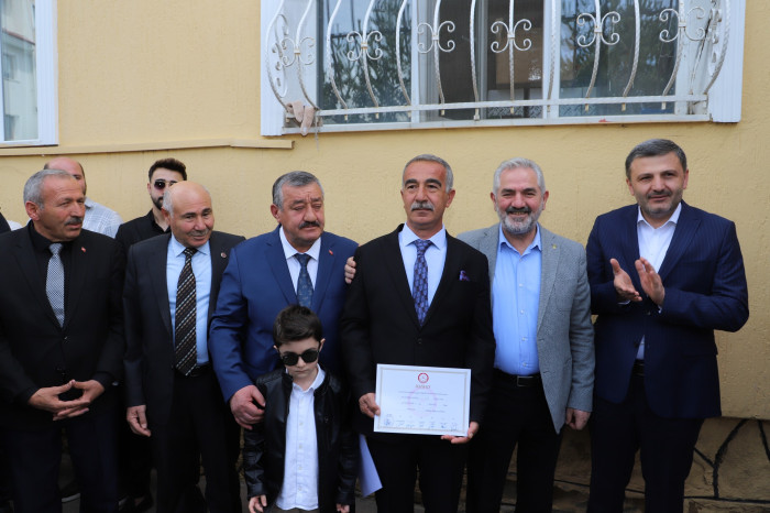 AK Partili  belediye başkanları mazbatasını alarak görevine başladı