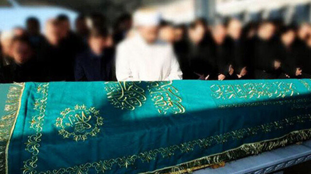 Cenaze  Namazında Fotoğraf Karesinde Çıkmak İsteyen Siyasilere Tepki Var