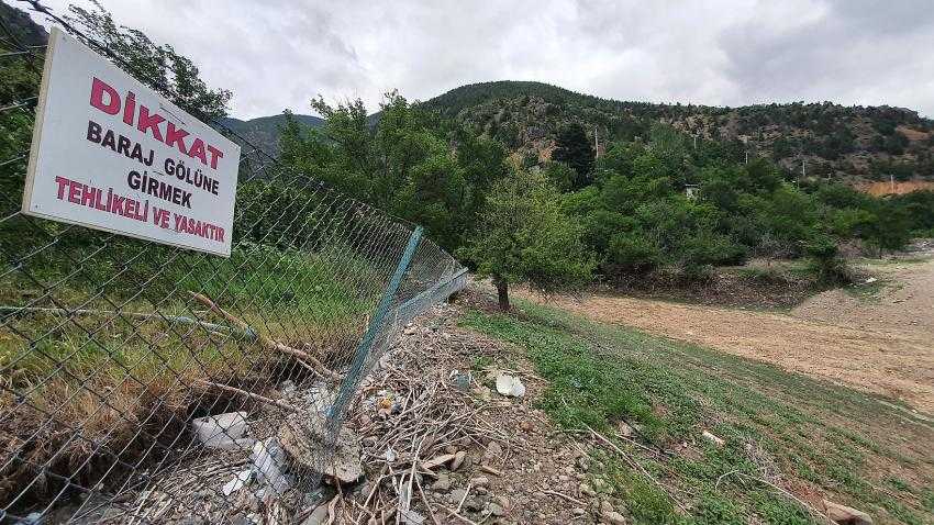 Barajın Su Seviyesi D&uuml;ş&uuml;nce &Ccedil;&ouml;pler Kıyıya Vurdu