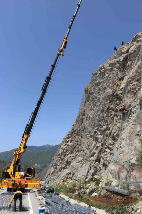 Gümüşhane’de Kaya Düşme Riski Bulunan Dağlar Çelik Ağlarla Kafese Alınıyor