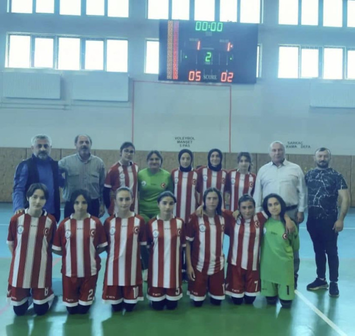 Kaymakam Algın  Futsal Takımını Tebrik Etti
