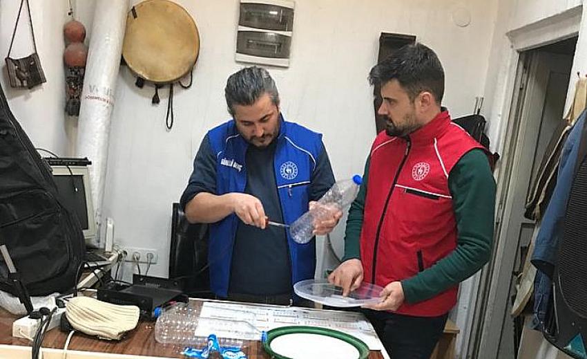 Kuşlar a&ccedil; kalmasın diye yemlik yaptılar