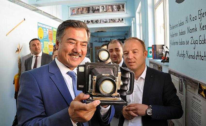 Okul koridoru Edebiyat Sokağı&rsquo;na d&ouml;n&uuml;şt&uuml;