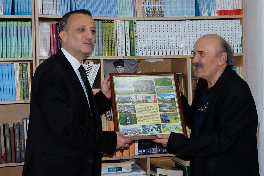 Vali Taşbilek 55 yıllık emekle hazırlanan sergiyi ziyaret etti