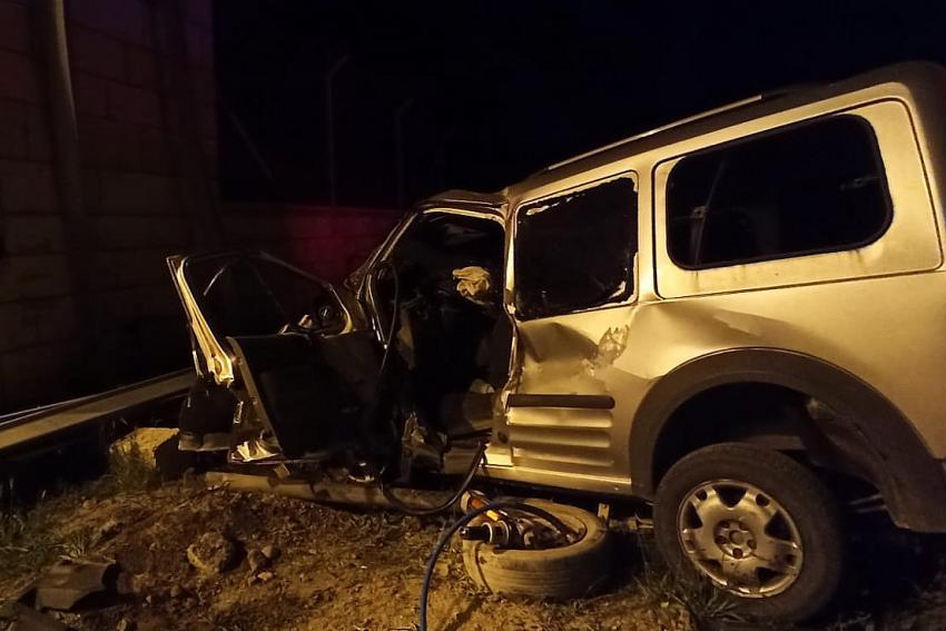 Yoldan &ccedil;ıkan ara&ccedil; t&uuml;nel duvarına &ccedil;arptı: 1 &ouml;l&uuml;